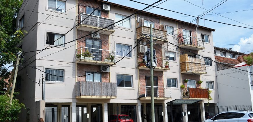 AMPLIO 2 AMB AL FRENTE CON COCHERA CUBIERTA